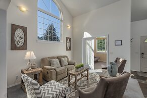 All Seasons Getaway 4 Bedroom Home by NW Comfy Cabins by RedAwning