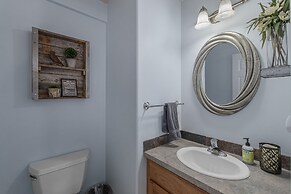 All Seasons Getaway 4 Bedroom Home by NW Comfy Cabins by RedAwning