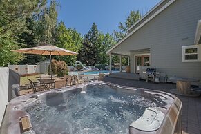 All Seasons Getaway 4 Bedroom Home by NW Comfy Cabins by RedAwning