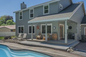 All Seasons Getaway 4 Bedroom Home by NW Comfy Cabins by RedAwning