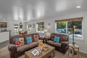 All Seasons Getaway 4 Bedroom Home by NW Comfy Cabins by RedAwning