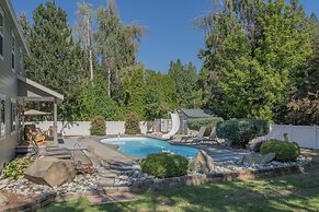 All Seasons Getaway 4 Bedroom Home by NW Comfy Cabins by RedAwning