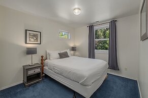 All Seasons Getaway 4 Bedroom Home by NW Comfy Cabins by RedAwning