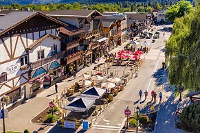 All Seasons Getaway 4 Bedroom Home by NW Comfy Cabins by RedAwning