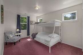 All Seasons Getaway 4 Bedroom Home by NW Comfy Cabins by RedAwning