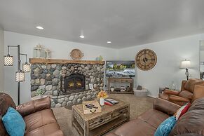 All Seasons Getaway 4 Bedroom Home by NW Comfy Cabins by RedAwning