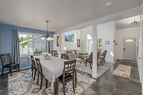 All Seasons Getaway 4 Bedroom Home by NW Comfy Cabins by RedAwning