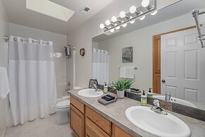 All Seasons Getaway 4 Bedroom Home by NW Comfy Cabins by RedAwning