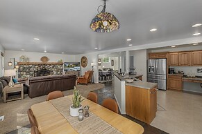 All Seasons Getaway 4 Bedroom Home by NW Comfy Cabins by RedAwning