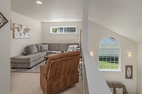 All Seasons Getaway 4 Bedroom Home by NW Comfy Cabins by RedAwning