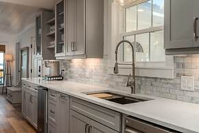 Bayfront Bungalow - 1426 Cadillac 3 Bedroom Home by Redawning