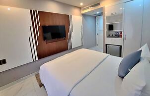 HANZ The Moon Hotel 1