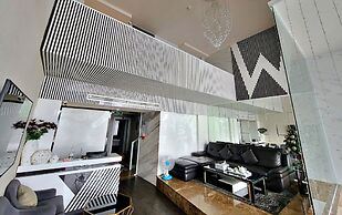 HANZ The Moon Hotel 1