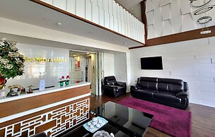 HANZ The Moon Hotel 2