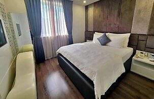 HANZ The Moon Hotel 3