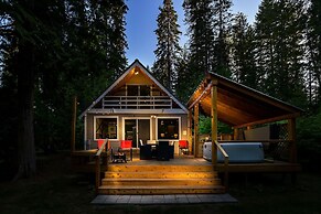 Chiwawa River Chalet 3 Bedroom Home by NW Comfy Cabins by RedAwning