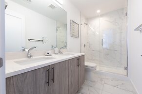 Stylish 3BR Retreat w Private Deck Near NYC