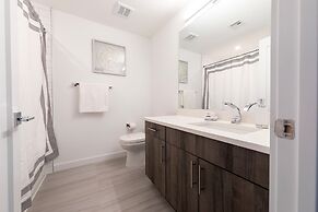 Sun-drenched 3BR Loft With Outdoor Space Near NYC