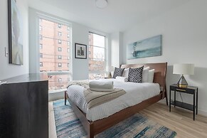 Sun-drenched 3BR Loft With Outdoor Space Near NYC