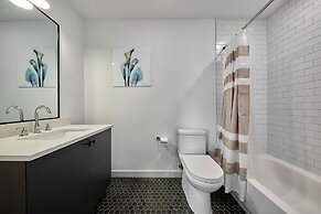 Stylish 2 BR w Roof Deck Access - Mins to NYC