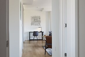 Stylish 2 BR w Roof Deck Access - Mins to NYC