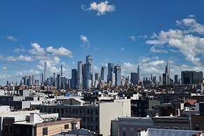 Stylish 2 BR w Roof Deck Access - Mins to NYC