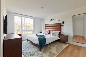 Stylish 2 BR w Roof Deck Access - Mins to NYC