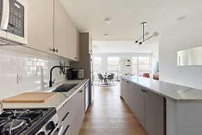 Stylish 2 BR w Roof Deck Access - Mins to NYC