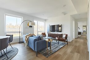 Stylish 2 BR w Roof Deck Access - Mins to NYC