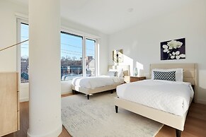 NEW Fab 4 BR - Outdoor Deck - gym - Mins to NYC