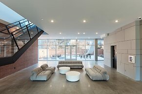 Modern 3 BR Loft -shared Deck - gym - Mins to NYC