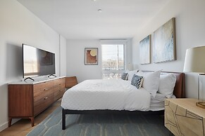 Modern 3 BR Loft -shared Deck - gym - Mins to NYC