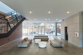 Modern 3 BR Loft -shared Deck - gym - Mins to NYC