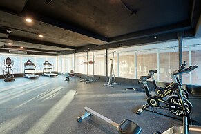 Airy 3 BR Flat w Shared Deck - gym - Mins to NYC
