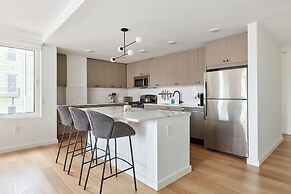 Airy 3 BR Flat w Shared Deck - gym - Mins to NYC