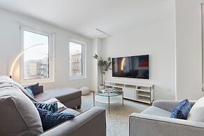 Airy 3 BR Flat w Shared Deck - gym - Mins to NYC