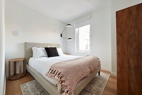 Airy 3 BR Flat w Shared Deck - gym - Mins to NYC