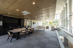 Airy 3 BR Flat w Shared Deck - gym - Mins to NYC