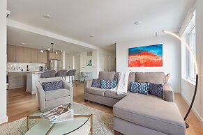 Airy 3 BR Flat w Shared Deck - gym - Mins to NYC