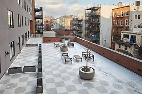 Airy 3 BR Flat w Shared Deck - gym - Mins to NYC