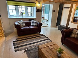 Stunning 4 Bed Sleeps 8 Cottage Parking