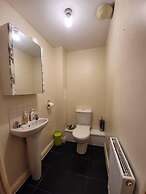 Lovely 4 Bedroom Home With Private Parking