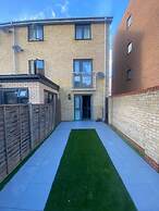 Lovely 4 Bedroom Home With Private Parking