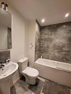 Lovely 4 Bedroom Home With Private Parking