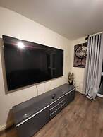 Lovely 4 Bedroom Home With Private Parking