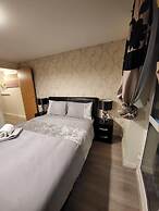 Lovely 4 Bedroom Home With Private Parking