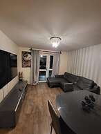 Lovely 4 Bedroom Home With Private Parking