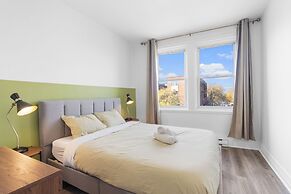 SPACIOUS RENOVATED APARTMENT SLEEPS 12