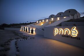 Pnoé Luxury Suites