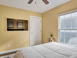 Urban Chic Townhome Near Downtown